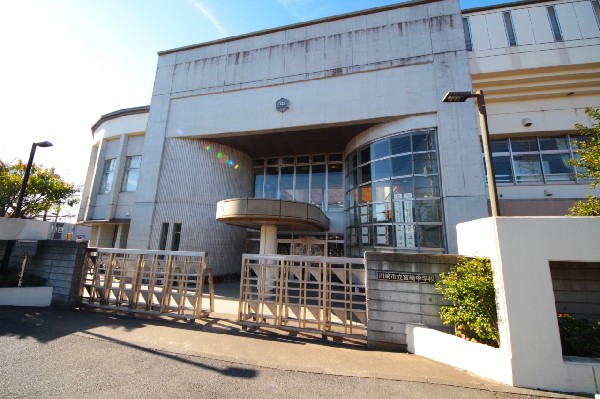 宮崎中学校　(1学年8クラスのマンモス校。お友達もたくさんできる環境です。)