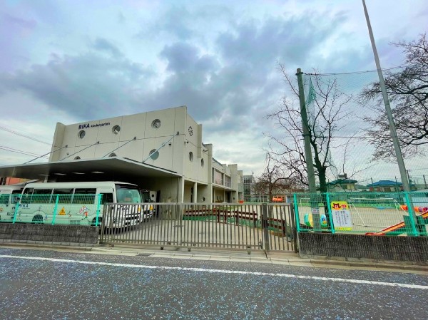 梨花幼稚園(園舎・園庭から子供たちの元気な声が聞こえてきます。できることが増えていく、お子様の成長が楽しみです。)