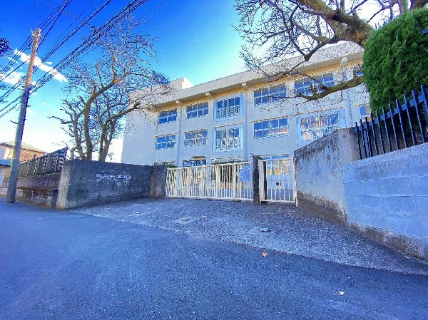 狛江市立狛江第一中学校 　(成長の過程でより濃い時間を過ごす3年間。お子様にとって、とても大切な思い出となるはずです。)