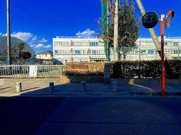 狛江市立狛江第五小学校　(学校教育目標は「明るい子」「考える子」「優しい子」。一学年3クラスほどのクラス編成。)