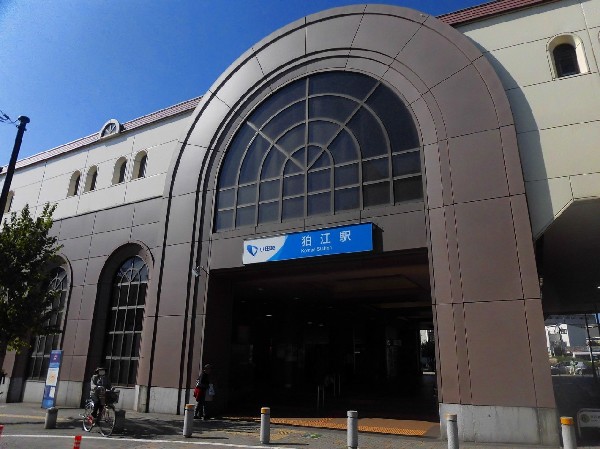 狛江駅　(駅周辺は高架化されており、踏切もなく快適で、狛江市役所・中央図書館など、狛江市の中心です。)