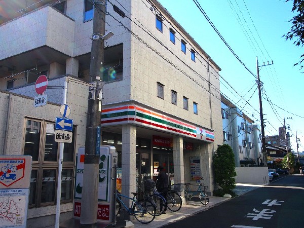 セブン-イレブン川崎菅1丁目店　(時間を問わず、幅広い品物が揃うコンビニ。いまや日常生活に深く関係する最重要施設となりつつある。)