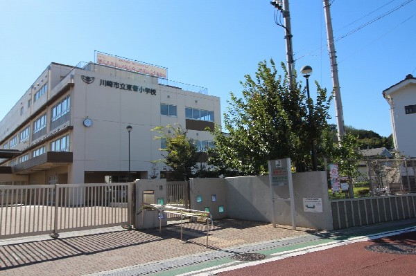 東菅小学校　(創立昭和45年。教育目標「豊かな心をもち、たくましく未来を切り開く児童の育成」)