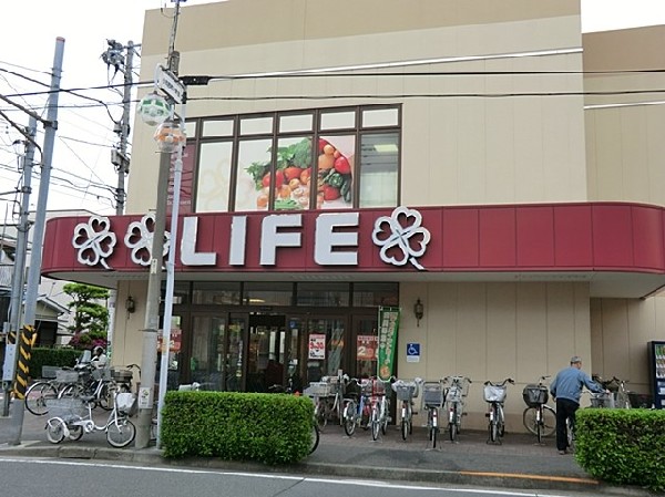 ライフ川崎御幸店(幹線道路沿いにあり、自転車や車で立ち寄りやすい駐車場完備のスーパーです。休日の買い出しにも便利です。)