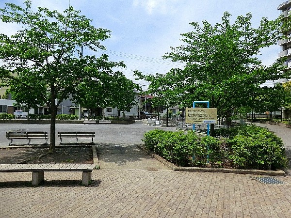 千年新町公園(近隣には、公園もあり、青空の下で駆け回ったり、遊具で遊んだり、思い思いの遊びができます。子供たちの元気で楽しそうな声が響き渡ります。)