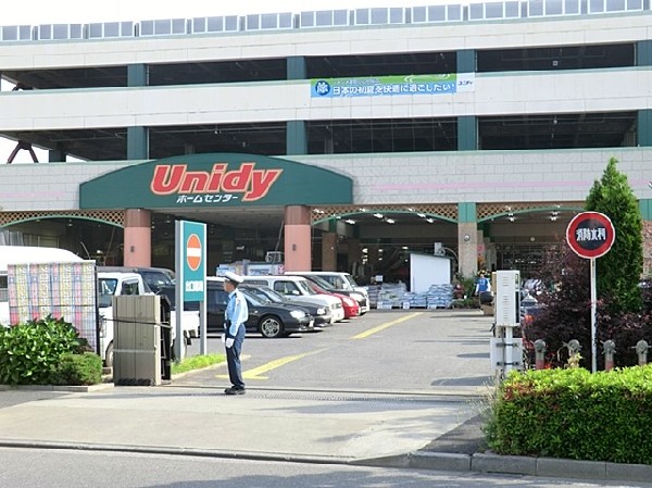 ユニディ狛江店(食品・お酒・DIY用品・日用品など生活必需品も充実している。駐車場も完備しているので、週末の買い出しもしやすい。)