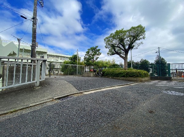 新田小学校　(児童数は約600人。教育目標は「互いを思いやり、認め合って、自分の生き方を創り出すことができるようにします」。)
