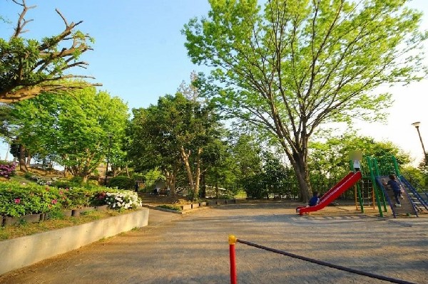 梅が丘第三公園(住宅街らしく近隣には公園が複数ありますので、お子様にも嬉しい住環境です。きっと、お気に入りの公園がみつかるはずです。)