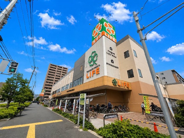 ライフ川崎大島店(スーパーマーケット ライフは、“おいしい”“ワクワク”“ハッピー”をお届けします。川崎大島店の営業時間は9：00～0：00。)