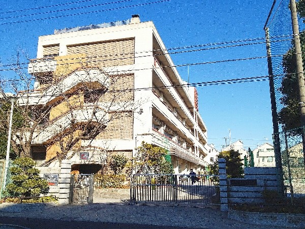 すすき野中学校　(昭和56年4月創立の公立中学校。通称すす中。学校教育目標は、「自立と共生」。)