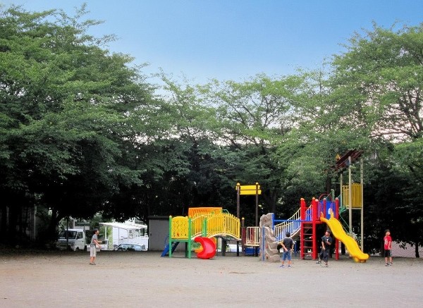 有馬つつじ公園(青空の下で駆け回ったり、遊具で遊んだり、思い思いの遊びができます。子供たちの元気で楽しそうな声が響き渡ります。)