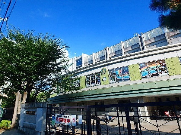 西生田小学校(お子様が一日の中でも長い時間を過ごす小学校。のびのびと過ごし、広い校庭で元気に駆け回ったり、どんどん成長していくお子様の姿が目に浮かびます。)