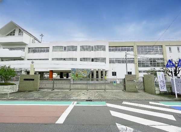 西御幸小学校(お子様が一日の中でも長い時間を過ごす小学校。のびのびと過ごし、広い校庭で元気に駆け回ったり、どんどん成長していくお子様の姿が目に浮かびます。)