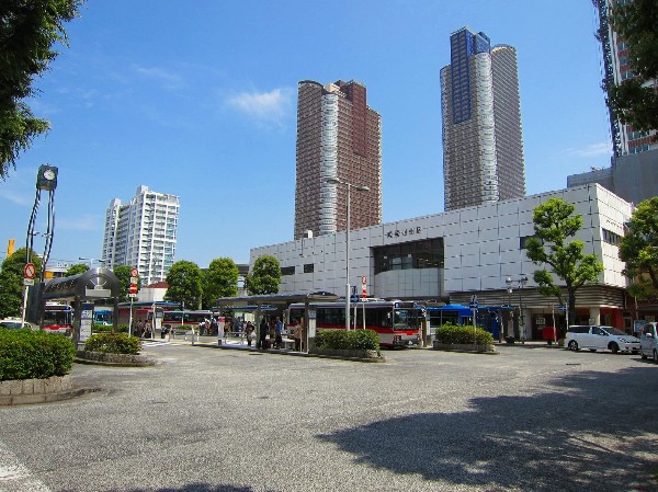 武蔵小杉駅(東急東横線、目黒線、JR南武線、JR横須賀線などアクセス良好。タワーマンションの林立する様はやはり圧巻です。ららテラスなど、商業施設も充実しています。)