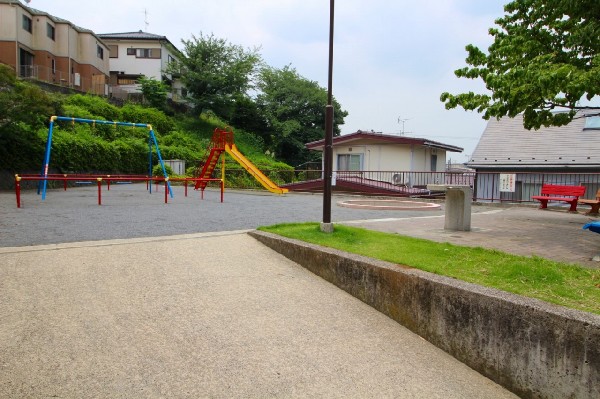 鴨居第三公園(高台にあり見晴らしの良い公園で、都筑方面が見渡せる。滑り台やブランコがあり、お子様がのびのび遊べる。)