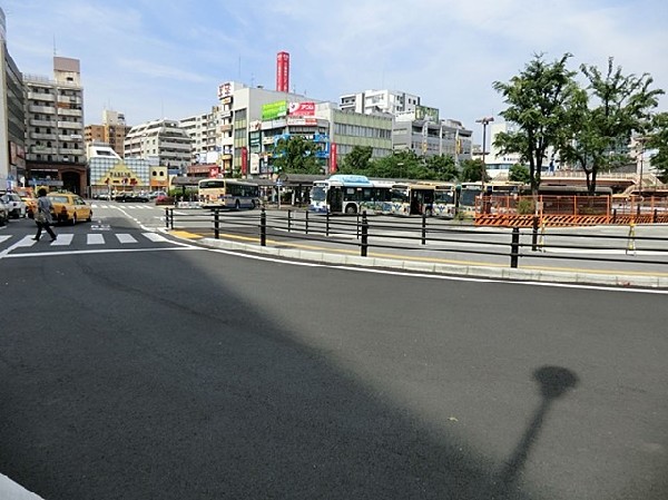 鶴見駅(東海道線、武蔵野線、南武線、鶴見線が通り都心へアクセスしやすい駅。駅前には多くの店が立ち並びます。)