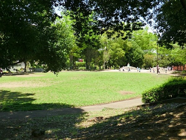 萱場公園(地域行事にも利用される広場や、複合遊具が沢山あり楽しい公園。花壇や樹木が多くのんびりできます。)
