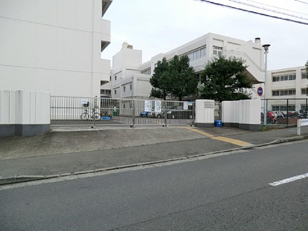 横浜市立義務教育学校霧が丘学園(2010年より小中一貫教育を行う。人とのかかわりを大切にし、豊かな人間性をもった児童・生徒を育てる。)