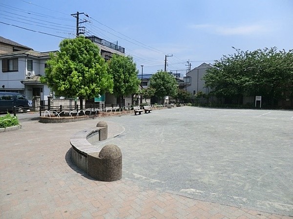 小野第四公園(徒歩１分の場所にある桜がきれいな公園です。お花見の季節はもちろん、地域の憩いの場です。)