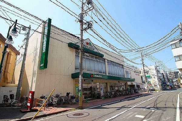 マルエツ中山店(広い店内は清潔感があり品揃えも良い。宅配サービス、ベーカリーあり。営業時間は9～深夜25時。)