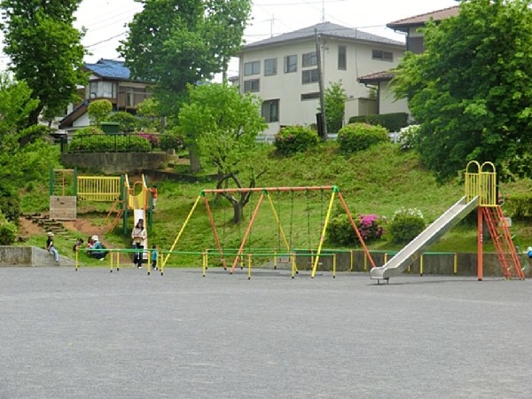 いぶき野第四公園(大きな広場でのびのび遊べる公園。斜面を利用した複合遊具やブランコがあります。街を見下ろす景色も〇)