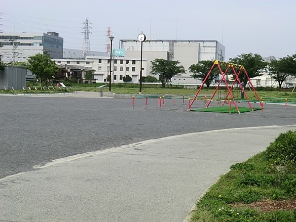 下末吉公園(鶴見川の近くにある公園です。お子様の遊具の他にも、大人用の健康遊具もあるので親子で楽しむ事が出来ます)