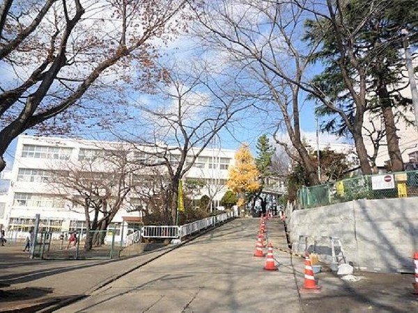 菊名小学校(お子様が一日の中でも長い時間を過ごす小学校。どんどん成長していくお子様の姿が目に浮かびます。)