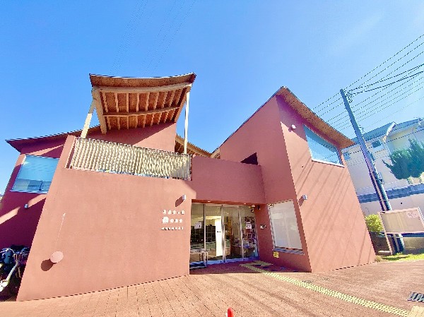 駒岡げんきっず保育園(園舎は3階建で、南側と東側に2ヵ所園庭があります！屋上にはプールがあり、夏には水遊びを楽しみます。)