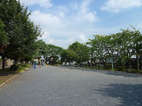 北八朔第二公園(青空の下で駆け回ったり遊具で遊んだり、思い思いの遊びができます。春は桜が綺麗に咲き、お花見ができます。)