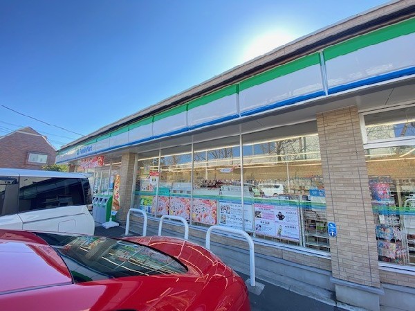 ファミリーマート横浜東高校前店(ホットスナックのファミチキが人気のコンビニ。酒たばこ取扱い有。少量のチルド総菜が充実している。)