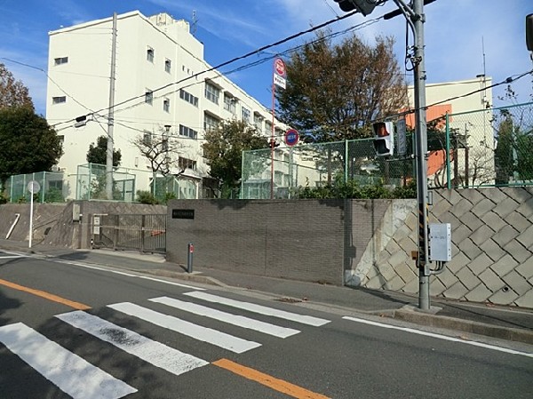 馬場小学校(体育館が新しく、設備が充実している小学校。教育目標は「自らかがやく子　ともにかがやく子」です。)