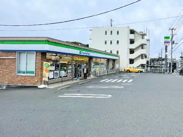 ファミリーマート横浜東高校前店(ホットスナックのファミチキが人気のコンビニ。酒たばこ取扱い有。少量のチルド総菜が充実している。)