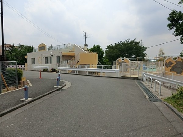 小山保育園(園庭のローラー滑り台やクライミング、プールなどが楽しい保育園。たけのこ掘りなども体験できます。)