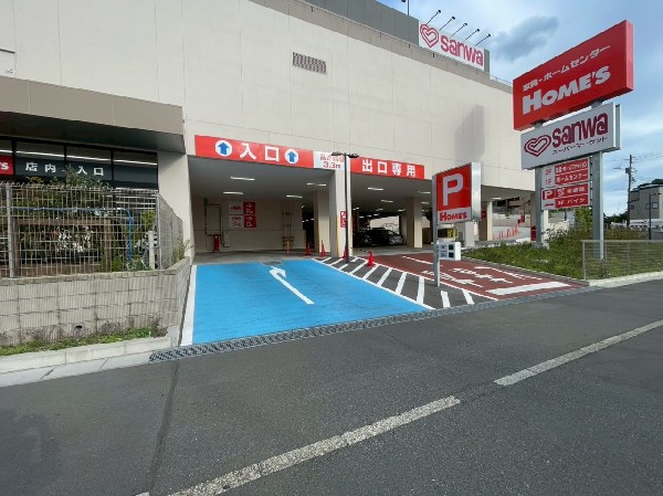 スーパー三和　横浜鶴見店(島忠ホームズの3階にある大型スーパー。3階の駐車場に直結しているので、週末のまとめ買いも便利ですね。)