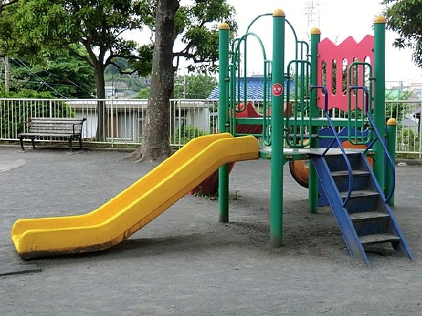 獅子ヶ谷公園(公園内には花壇や緑も多く、お散歩にも最適な公園。砂場、滑り台等の遊具もあり、お子様も楽しく遊べます。)