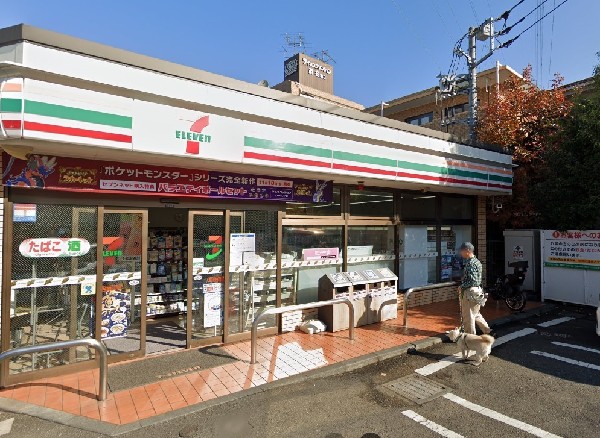 セブン-イレブン 横浜北寺尾７丁目店(時間を問わず、幅広い品物が揃うコンビニ。近年は日常生活に欠かせない存在となっています。)