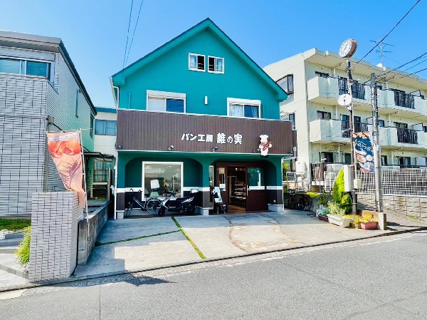 パン工房・椎の実(地元の人々に愛される美味しいベーカリー。溶岩釜で焼き上げるパンは種類が豊富で昔ながらの優しい味わい。)