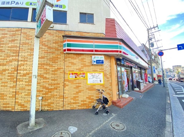 セブンイレブン横浜小机町店(時間を問わず幅広い品物が揃うので、立ち寄る機会も多いコンビニ。近くにあると何かと便利ですね。)
