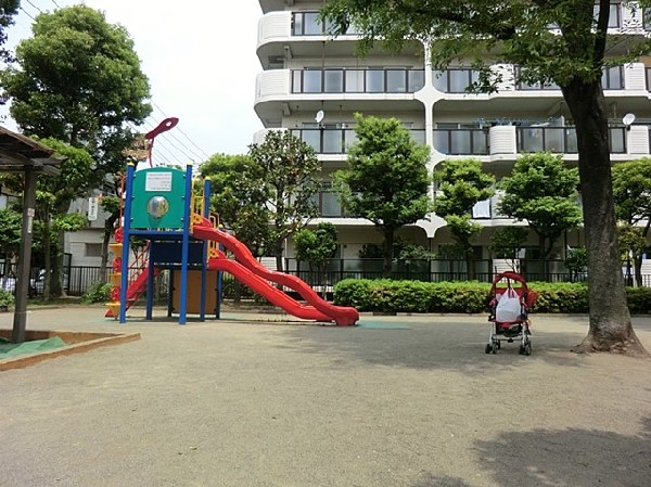 塚越４丁目公園(スーパー銭湯の志楽の湯の近くにある公園。青空の下で駆け回ったり、遊具で遊んだり、思い思いの遊びができます。)