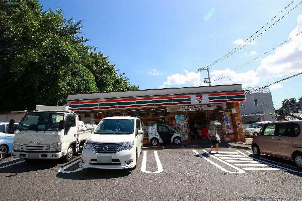 セブンイレブン 横浜鶴見東寺尾３丁目店(時間を問わず、幅広い品物が揃うコンビニ。日常生活に深く関係する最重要施設としてなるつつある。)