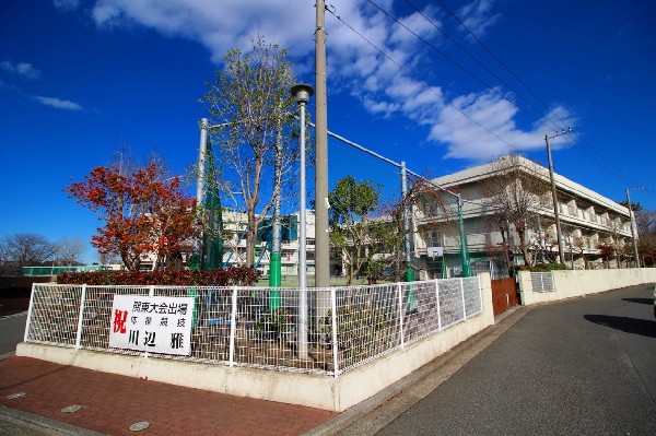 錦台中学校(昭和34年設立の中学校。学校教育目標は「自立貢献    夢をもち努力をおしまず感謝を共有できる生徒」)