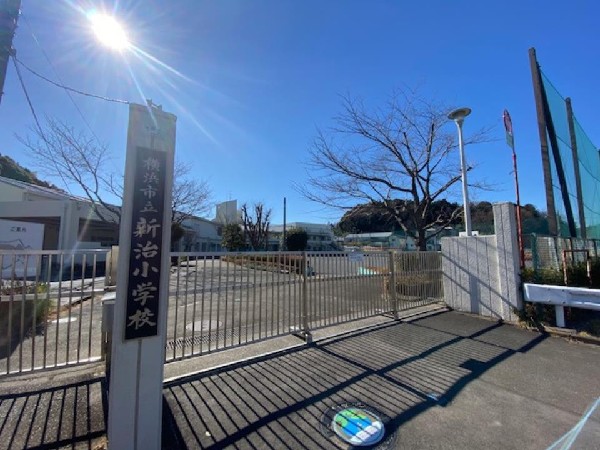 新治小学校(明治22年に創立された歴史ある小学校。令和2年に新校舎が完成、大規模修繕工事も行い綺麗な校舎。)