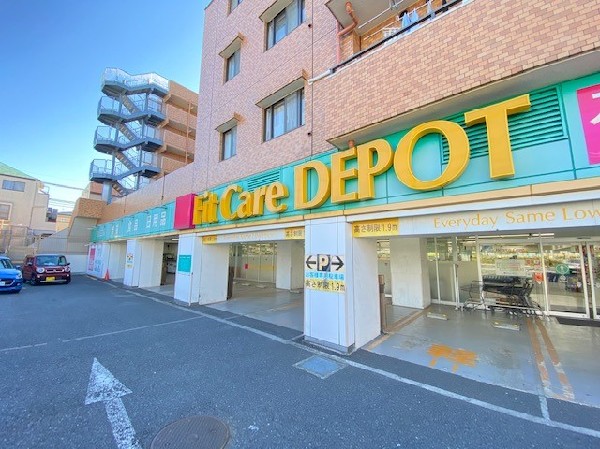 クリエイト十日市場店(医薬品、化粧品、日用品、ベビー用品はもちろん、野菜、精肉、冷凍食品、酒、たばこも取扱う。駐車場有。)