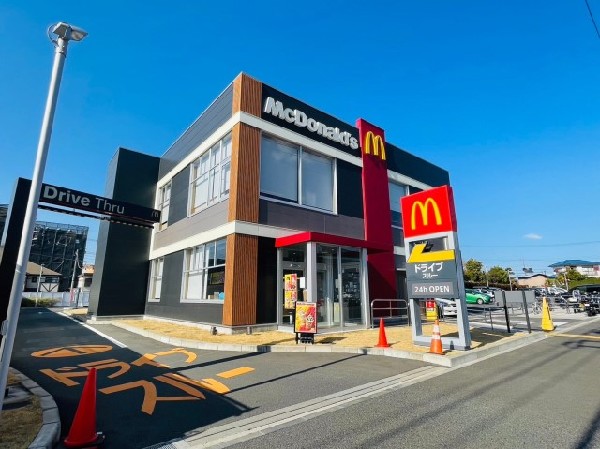 マクドナルド十日市場店(定番のハンバーガーショップ。ハッピーセットやマックカフェも人気。24時間営業。ドライブスルー有。)