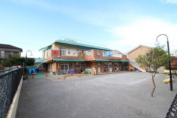 上末吉白百合保育園(運動会も行える広い園庭、木の温もりある園舎の保育園。三ツ池公園や鶴見川での戸外活動を大切にしている。)