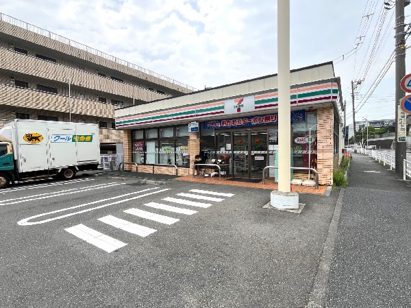 セブンイレブン横浜菅田町店(時間を問わず、幅広い品物が揃うコンビニエンスストア。本物件より徒歩1分と気楽に立ち寄れる近さです。)