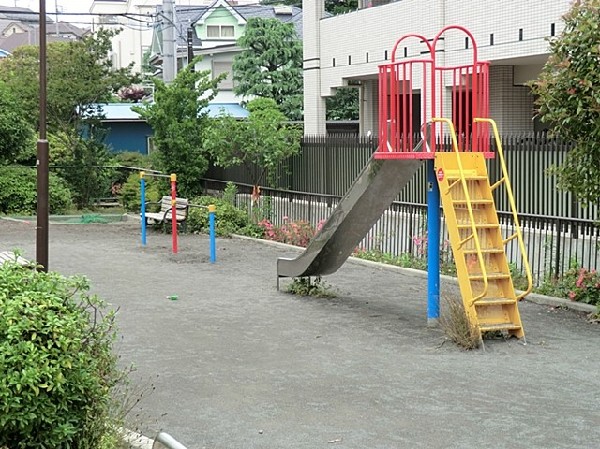 上の宮一丁目第二公園(住宅街の中にある見通しの良い公園。滑り台やベンチがあり、お子様とお散歩ついでに気軽に立ち寄れますね。)