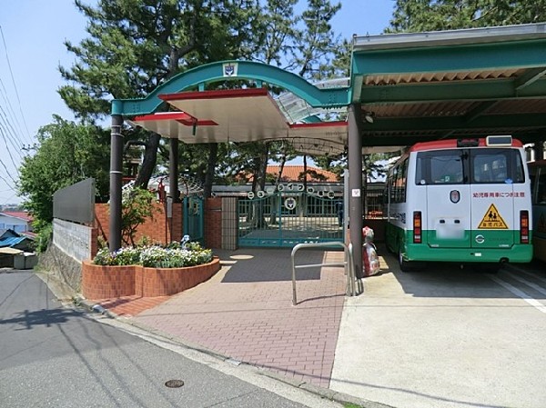 ニューライフ幼稚園(丘の上にある幼稚園。園内には広々とした園庭や畑などがあり、自然を感じながらのびのび園生活を送れます。)