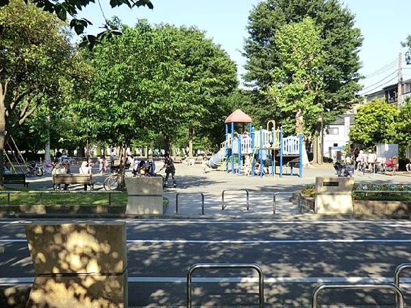 栄町公園(動物がモチーフの公園・虫がモチーフの公園・大きな砂場の公園と3つにエリア分けされた広々とした公園です)