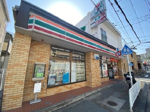 セブンイレブン浅間台店(限定のホットスナックをはじめ、フードやスイーツメニューなどを豊富に取り揃え。近くにあると便利です。)